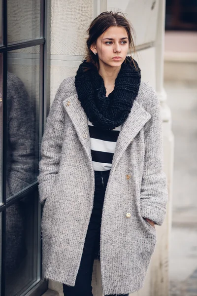 Sokakta yürüyen Modern giyen kadın