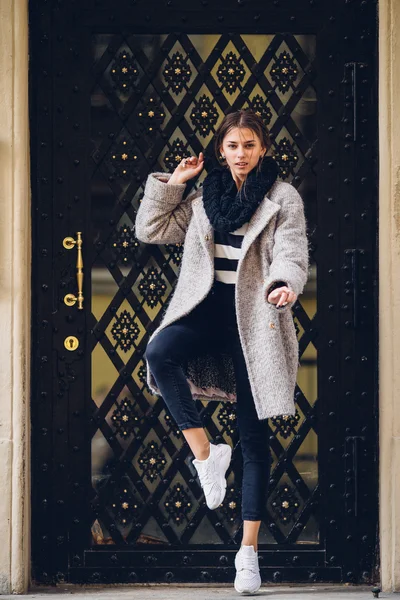 Jolie femme sautant dans la rue — Photo