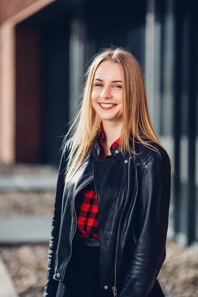 Retrato de menina bonita jovem de pé na rua — Fotografia de Stock