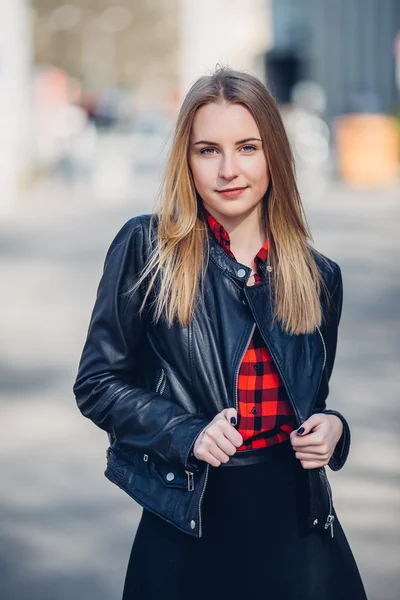 Portrait de jeune jolie fille debout dans la rue — Photo