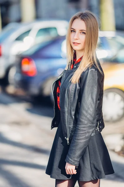 Retrato de menina bonita jovem de pé na rua — Fotografia de Stock