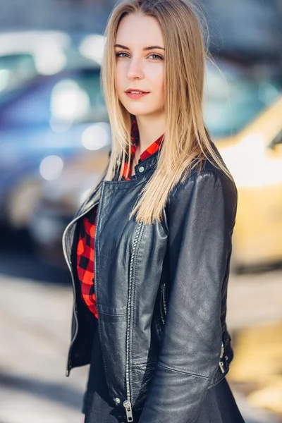 Sokakta duran genç güzel kız portresi