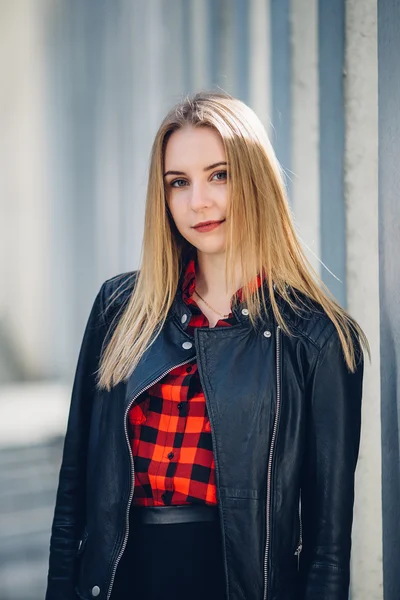 Portrait of young pretty girl standing on the street — Stock Photo, Image