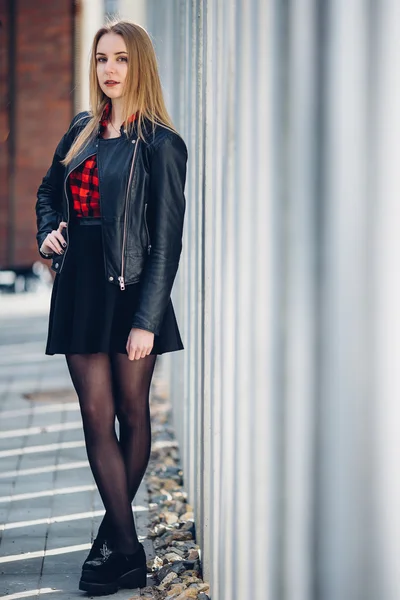 Retrato de la joven chica bonita de pie en la calle — Foto de Stock