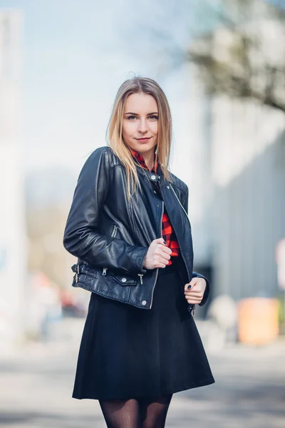 Sokakta duran genç güzel kız portresi