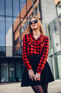 Ofis Binası yakınında duran genç iş kadını