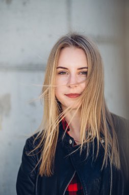 Sokakta duran genç güzel kız portresi