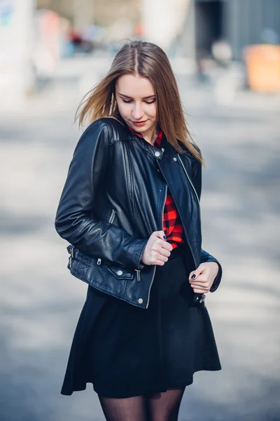 Portrait de jeune jolie fille debout dans la rue — Photo