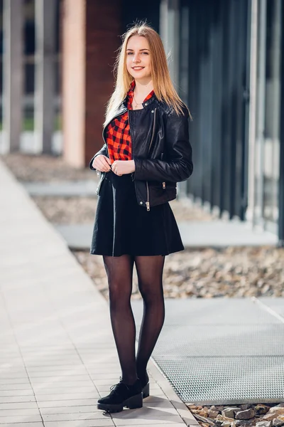 Portrait of young pretty girl standing on the street — Stock Photo, Image