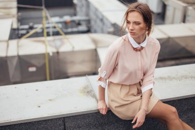 Güzel kız binanın çatısında yürüyüş