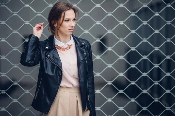 Porträt einer schönen Frau, die auf der Straße steht — Stockfoto