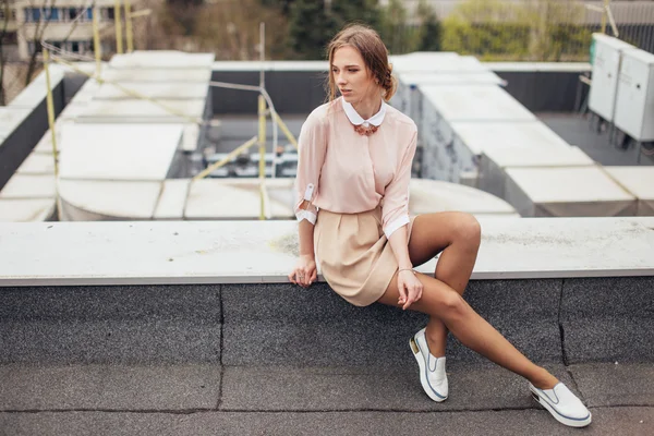 Beautiful girl walking on the building roof — Stock Photo, Image