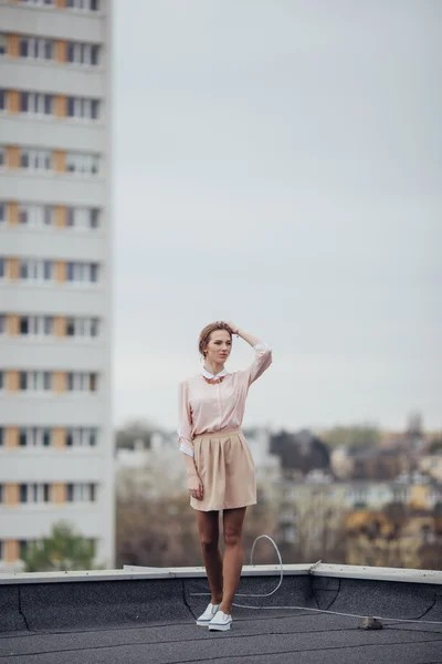 Belle fille marchant sur le toit du bâtiment — Photo