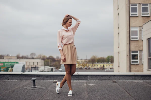 Belle fille marchant sur le toit du bâtiment — Photo