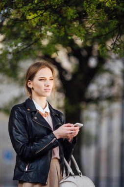 Güzel genç kız sokakta yürüme