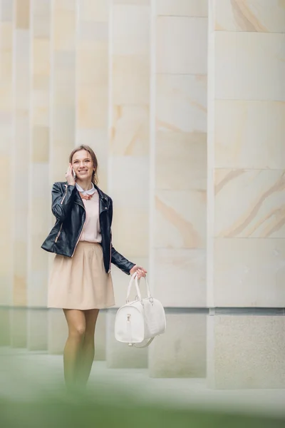 Belle jeune fille marchant dans la rue — Photo