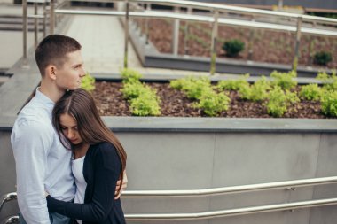 Güzel çift ayakta sokakta ve öpüşme