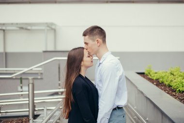 Güzel çift ayakta sokakta ve öpüşme