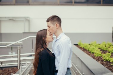 Güzel çift ayakta sokakta ve öpüşme