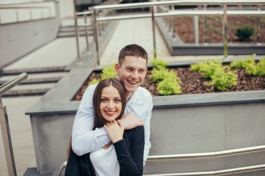 Güzel çift ayakta sokakta ve öpüşme