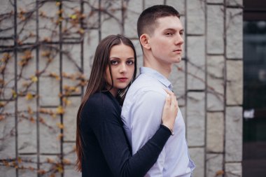 Güzel çift sokakta sarılma