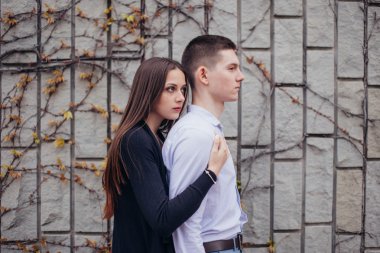 Güzel çift sokakta sarılma