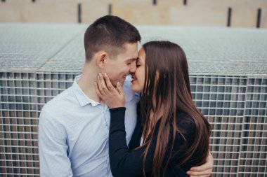 Park arka planda oturan güzel Çift