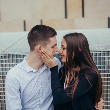 Park arka planda oturan güzel Çift