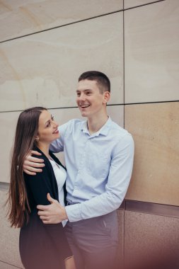 Güzel çift sokakta sarılma