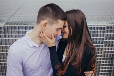 Park arka planda oturan güzel Çift