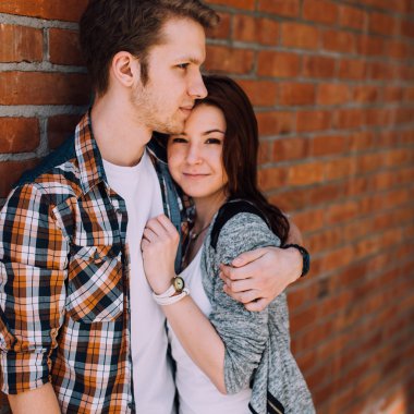 Güzel çift sokakta sarılma