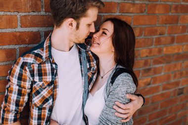 Güzel çift sokakta sarılma