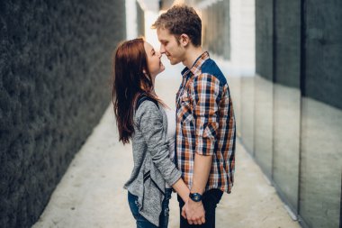 Güzel çift sokakta sarılma