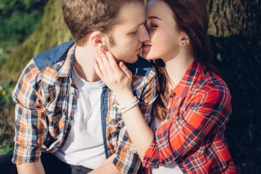 Park arka planda oturan güzel Çift