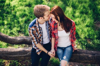 Park arka planda oturan güzel Çift