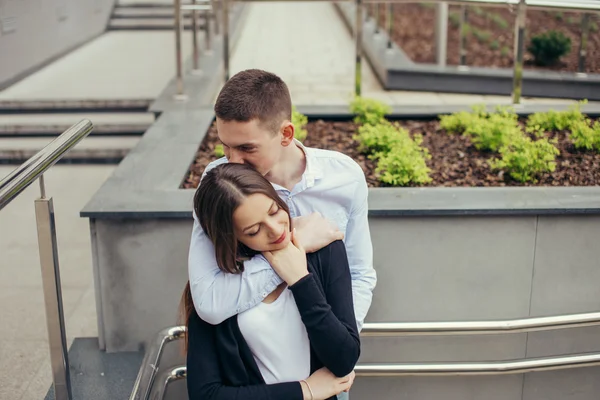 Charmant couple debout dans la rue et s'embrassant — Photo