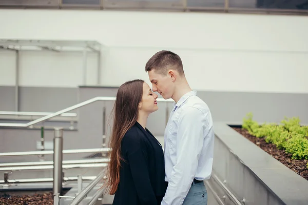 Lovely couple standing on the street and kissing — Stock Photo, Image