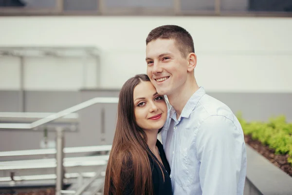 Charmant couple debout dans la rue et s'embrassant — Photo