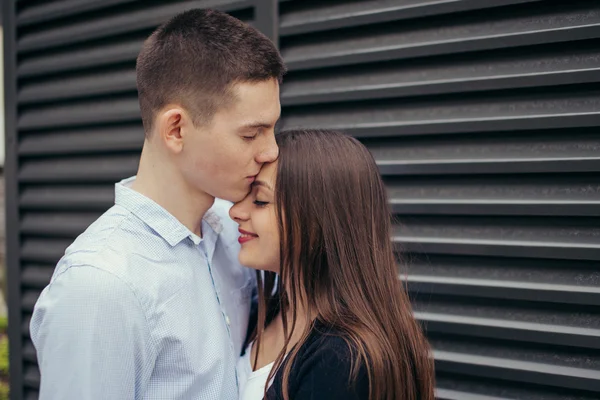 Piękna para stojąc na ulicy i całowanie — Zdjęcie stockowe