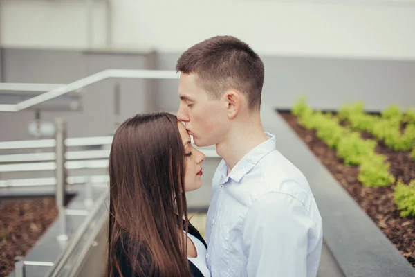 Lovely couple standing on the street and kissing — Stock Photo, Image