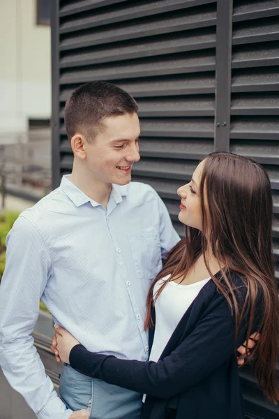 Encantador casal de pé na rua e beijando — Fotografia de Stock