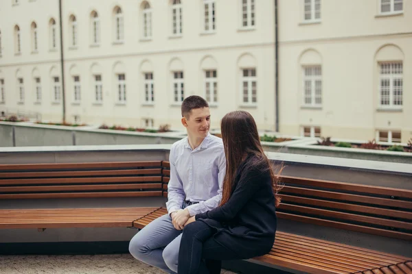 Fina brudparet sitter i parken bakgrunden — Stockfoto