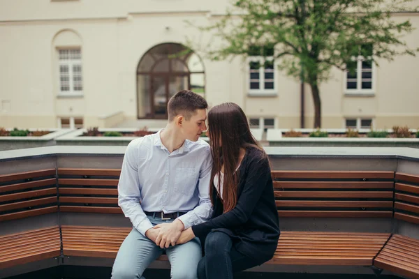 Preciosa pareja sentada en el fondo del parque —  Fotos de Stock