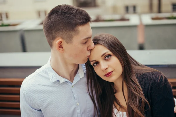 Preciosa pareja sentada en el fondo del parque —  Fotos de Stock