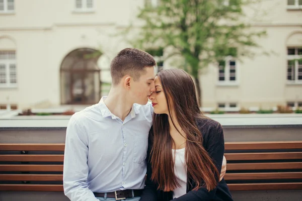 Schönes Paar sitzt im Hintergrund des Parks — Stockfoto