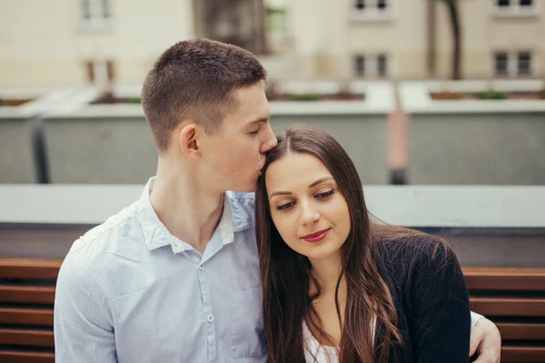 Preciosa pareja sentada en el fondo del parque — Foto de Stock