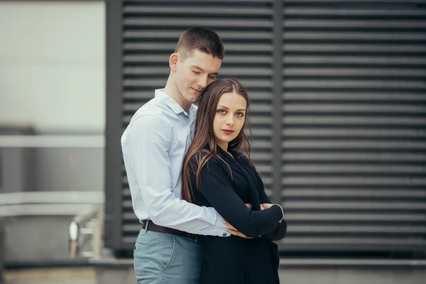 Bella coppia in piedi sulla strada e baci — Foto Stock