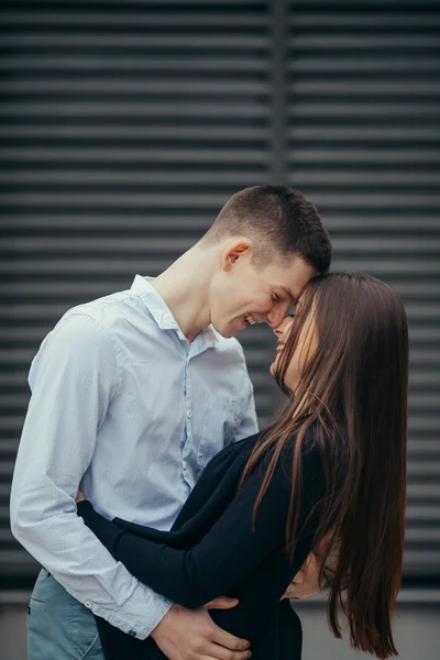 Encantador casal de pé na rua e beijando — Fotografia de Stock