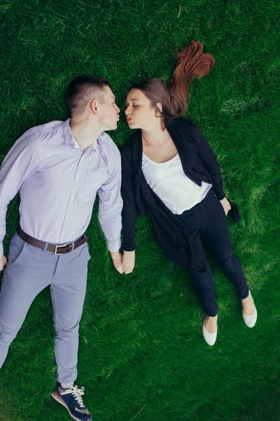 사랑 스러운 커플 liying 잔디와 미소에 — 스톡 사진