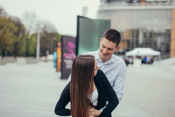 Schönes Paar, das sich auf der Straße umarmt — Stockfoto